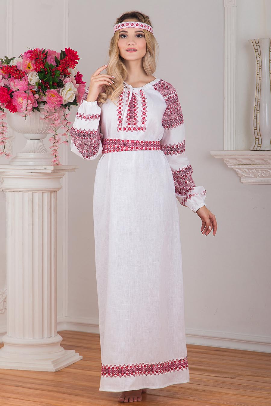 Women in Slavic costumes in Nashik