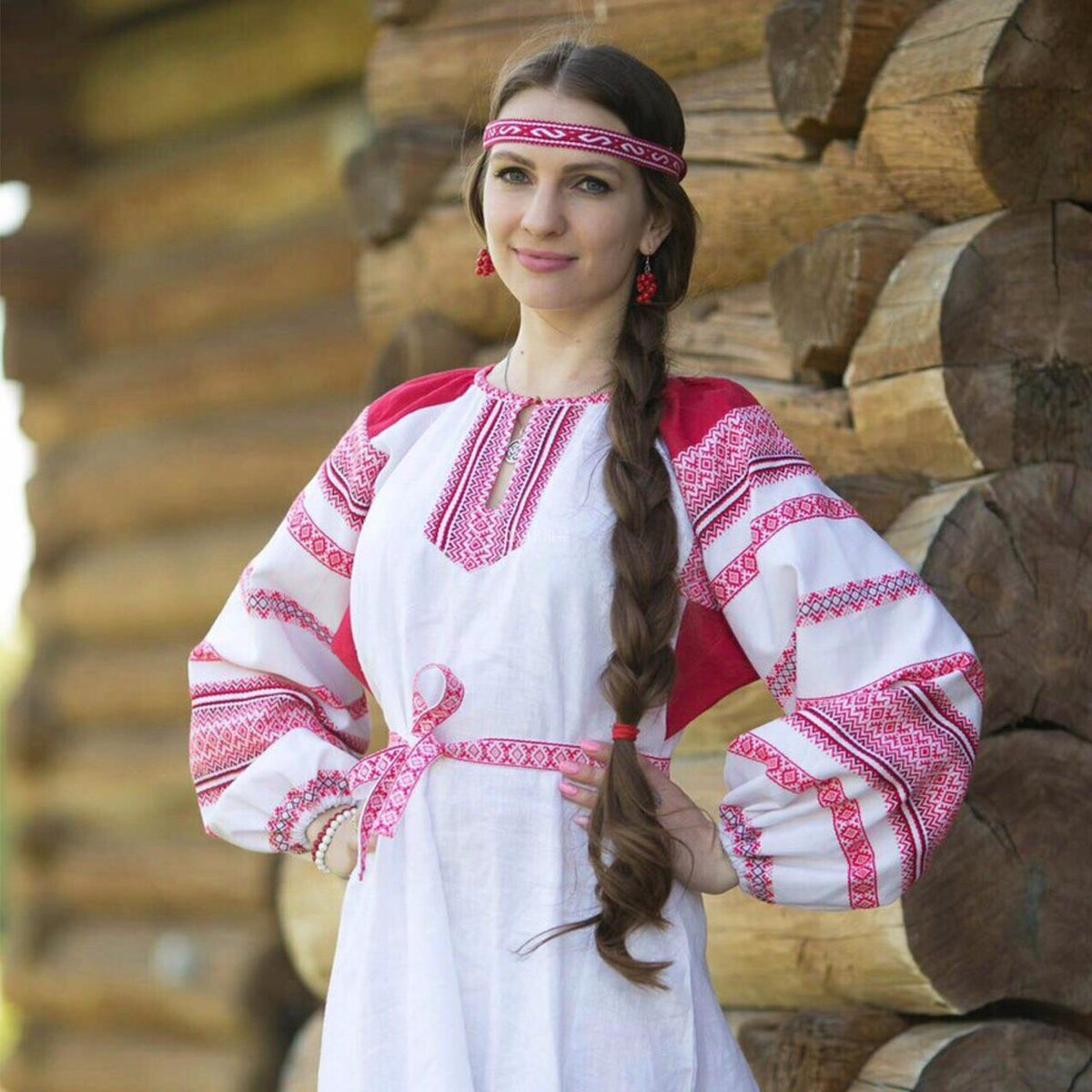 Girls in Slavic costumes in Nashik