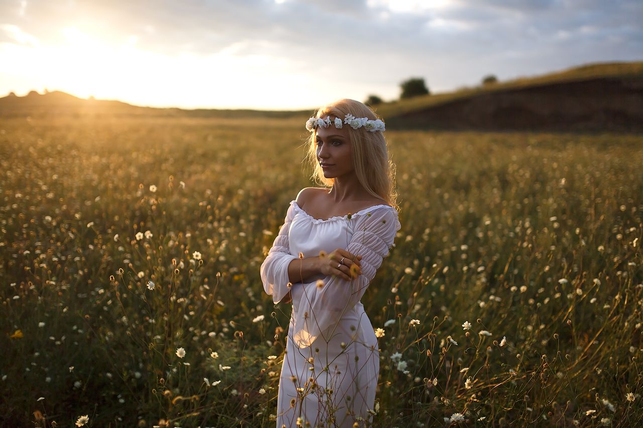 Girls in Slavic costumes in Nashik