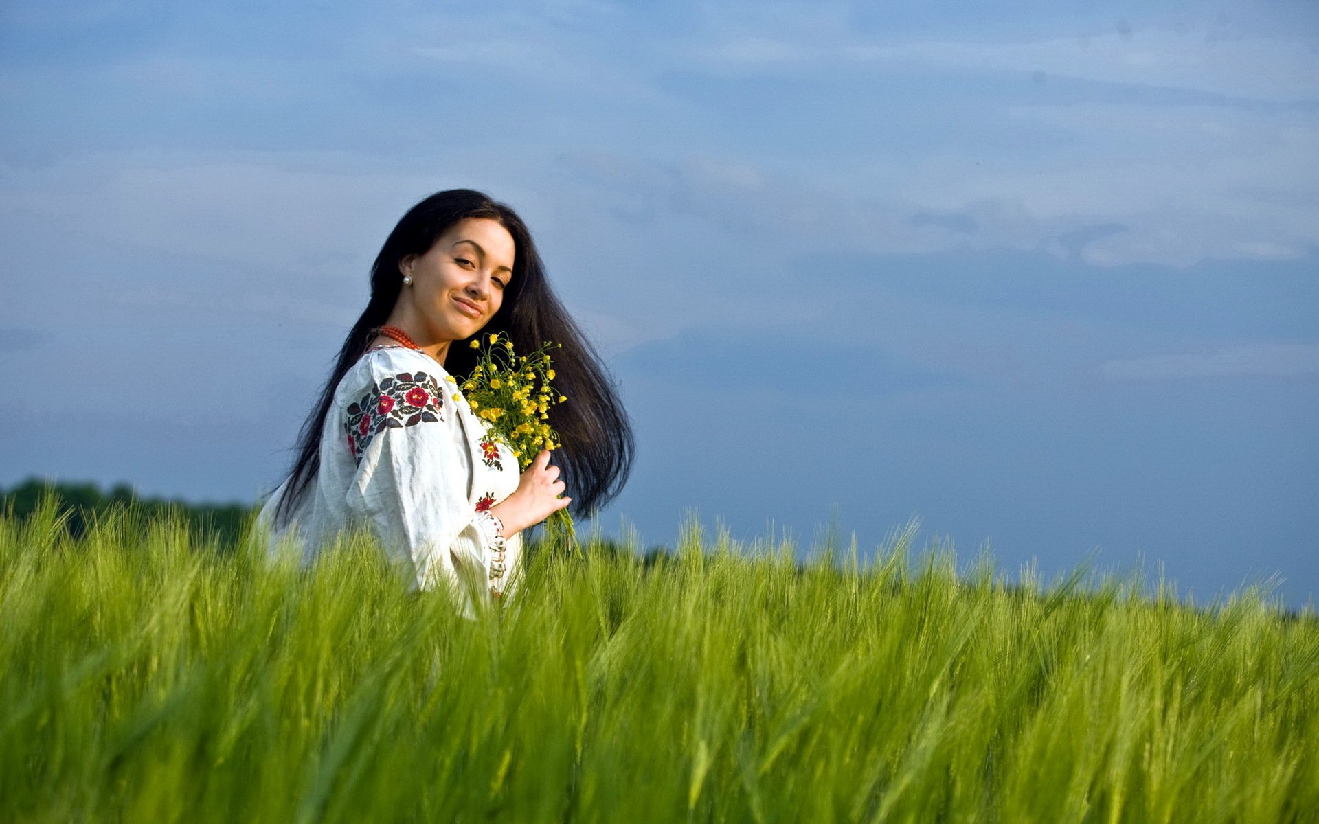 Girls in Slavic costumes in Nashik