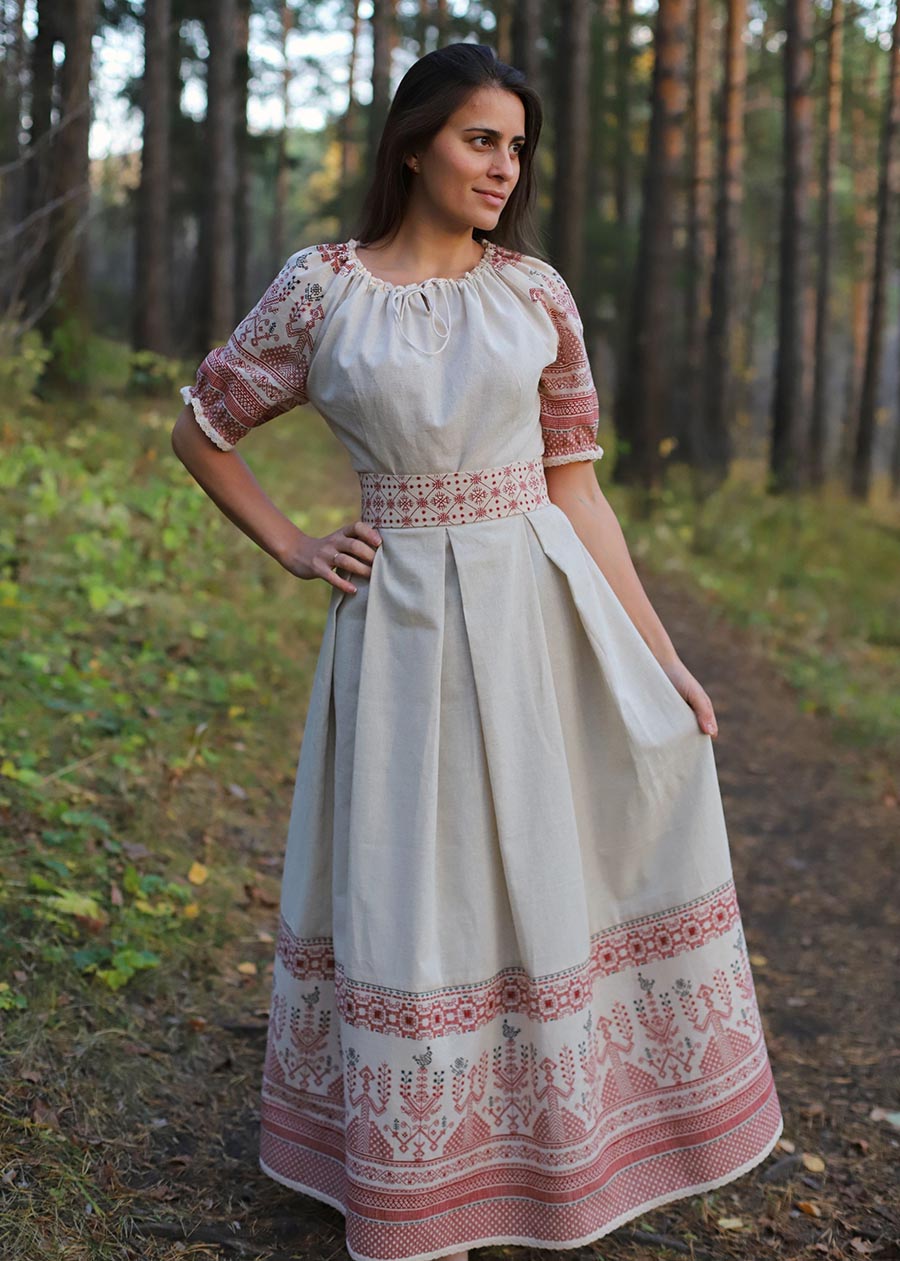 Girls in Slavic costumes in Nashik