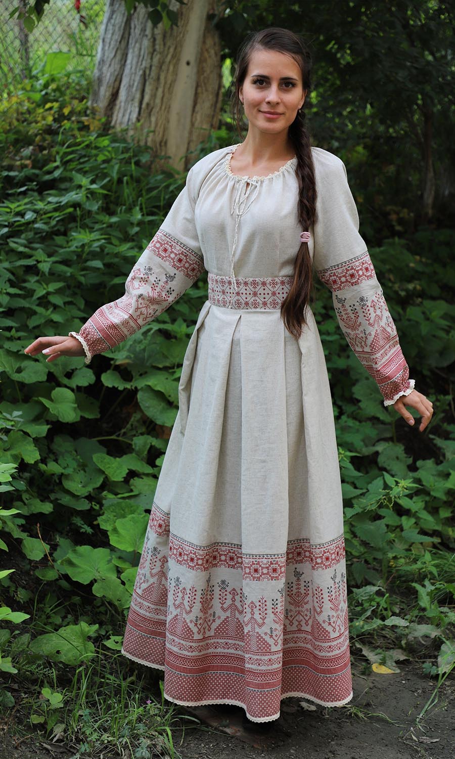 Girls in Slavic costumes in Nashik