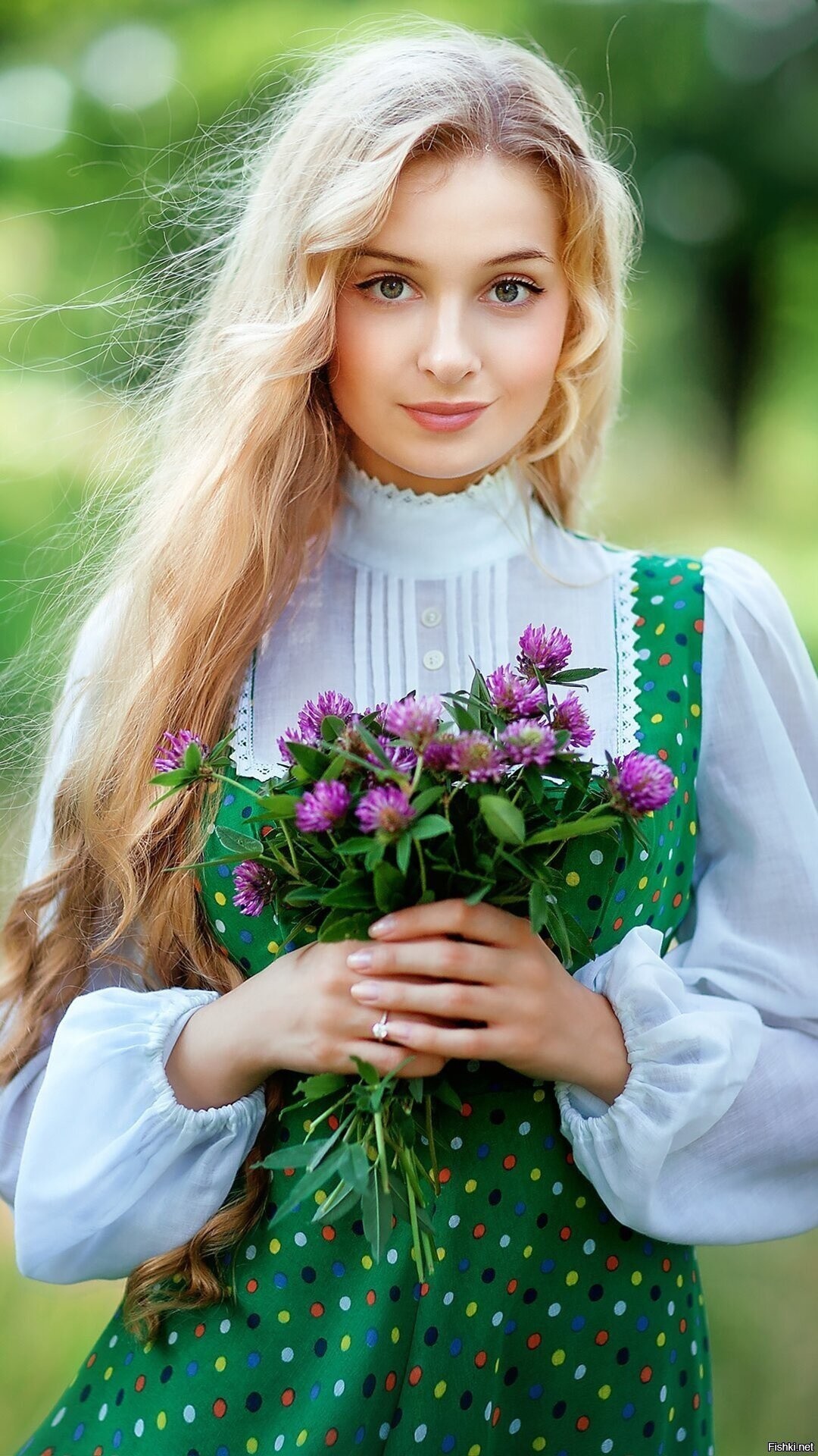 Girls in Slavic costumes in Nashik