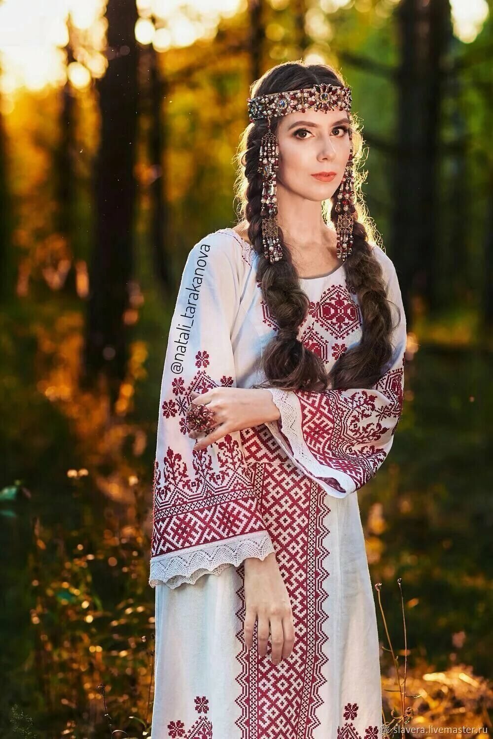 Girls in Slavic costumes in Nashik
